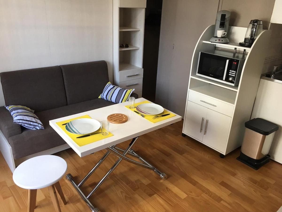 Cozy With Balcony And Secure Parking Apartment