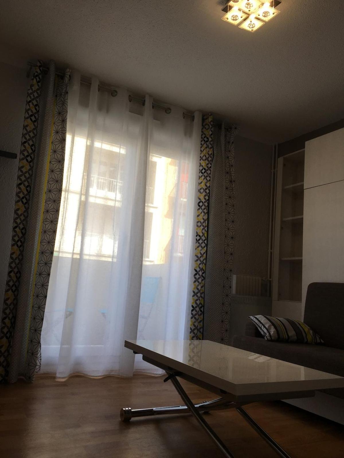 Cozy With Balcony And Secure Parking Pau